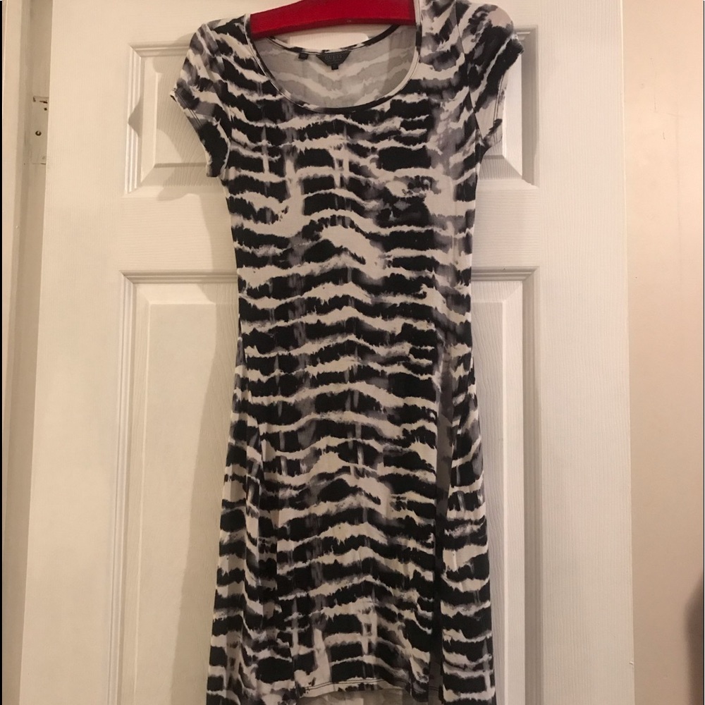 GUESS BLACK & WHITE DRESS